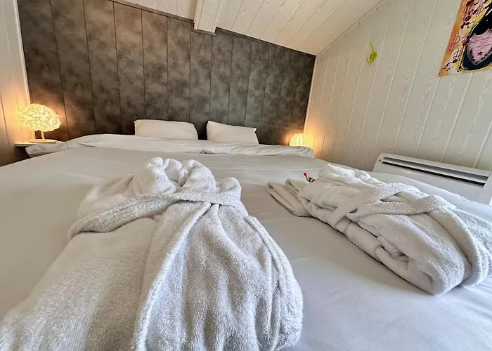 Le Rosie Au Bord Du Avec Jacuzzi Prouilly